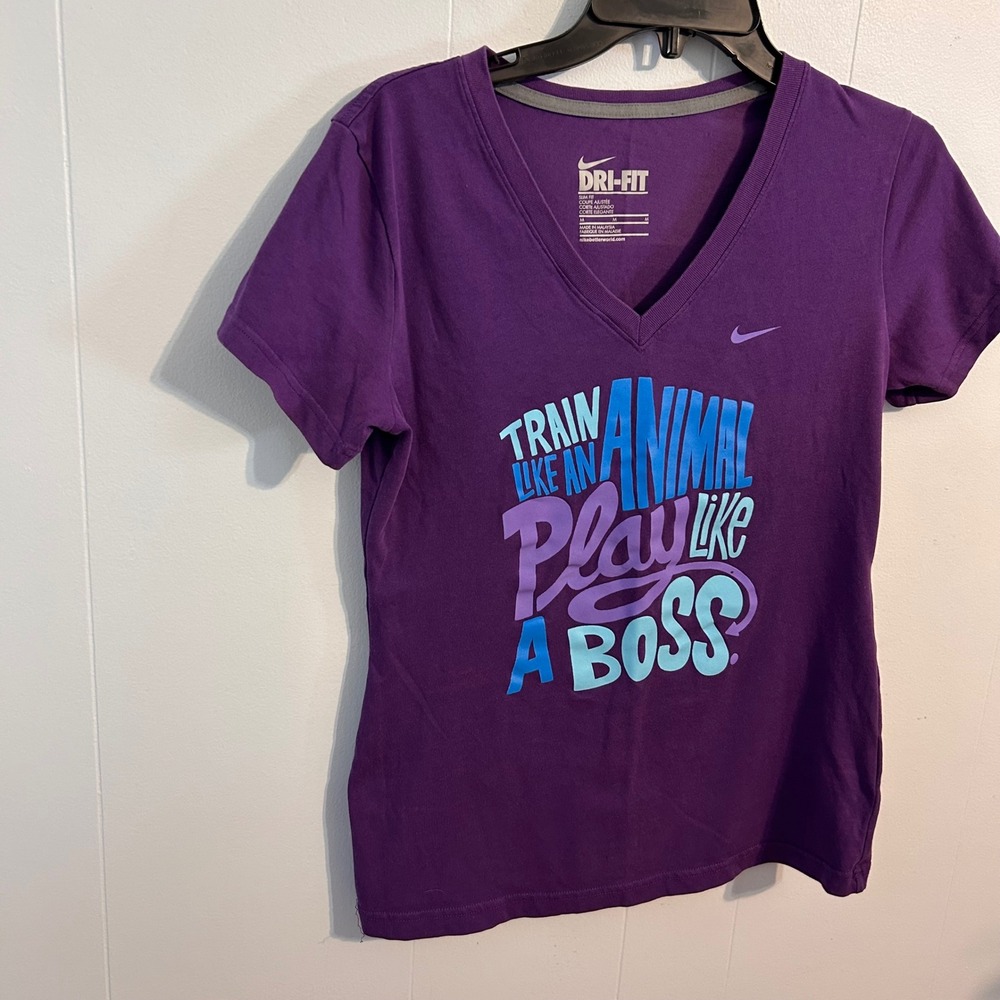 Nike Womens Dri-FIT Graphic V-Neck T-Shirt Purple Slim Fit Medium Train Like Bos